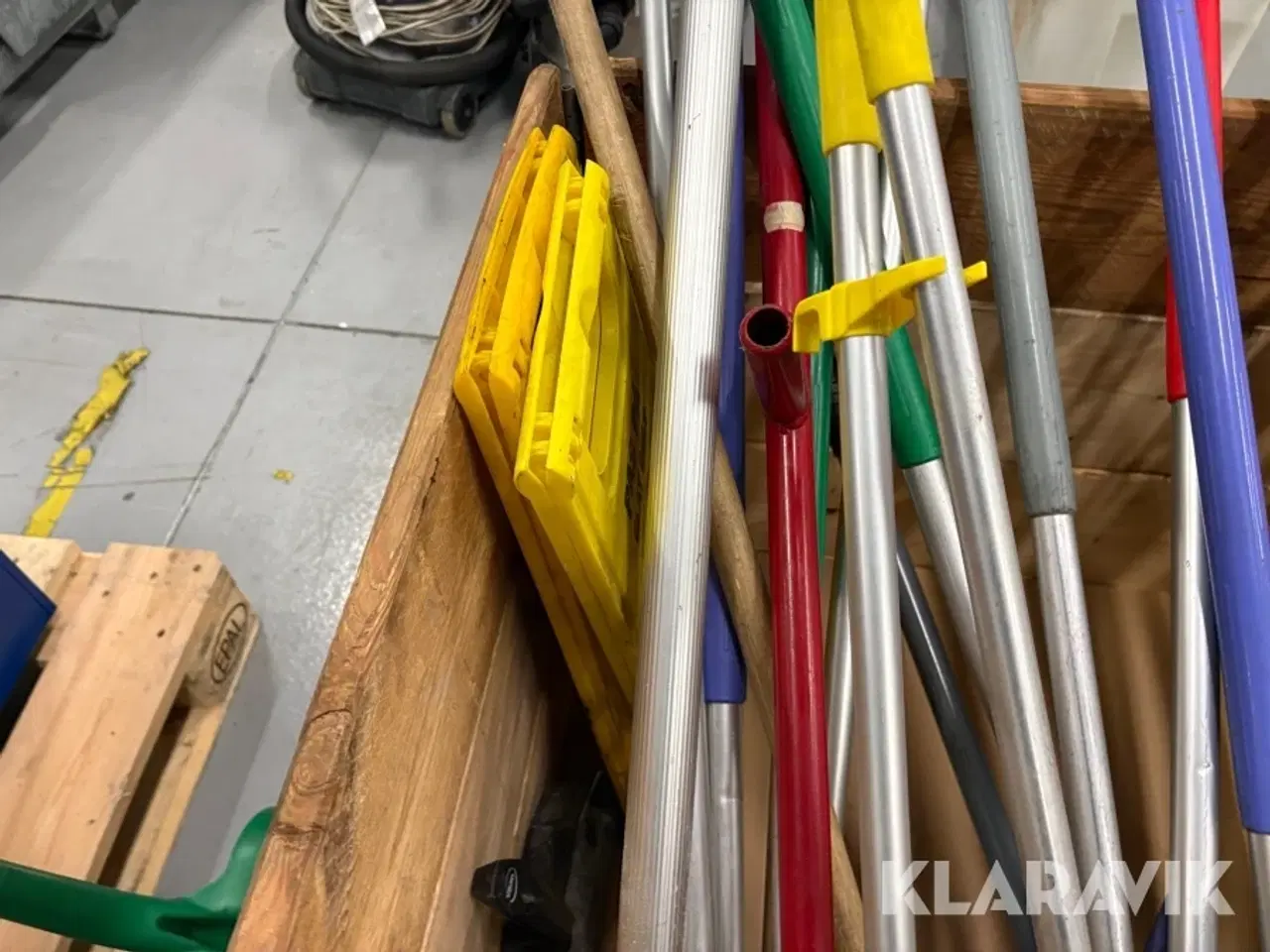 Billede 12 - Lot med have-/rengøringsredskaber og sten - 2 paller