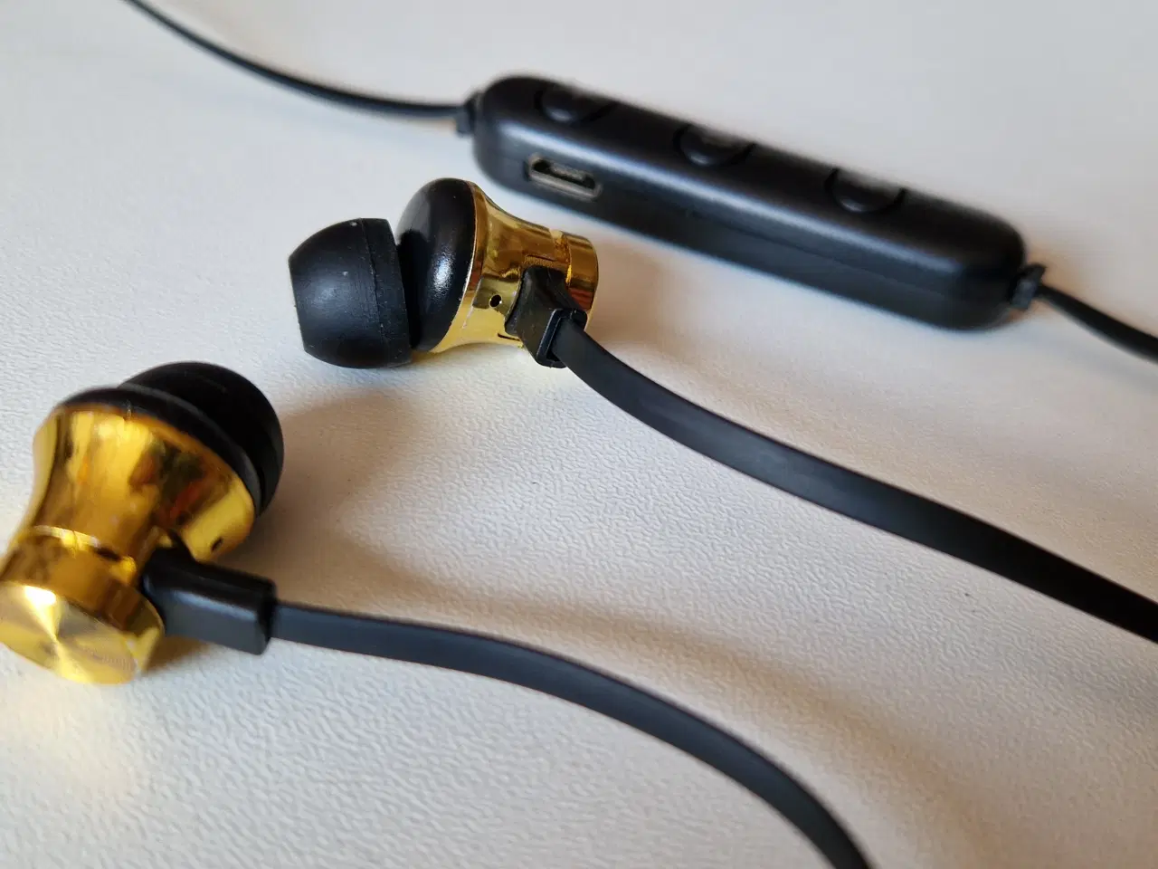 Billede 1 - Neckband in-ear høretelefoner med Bluetooth 
