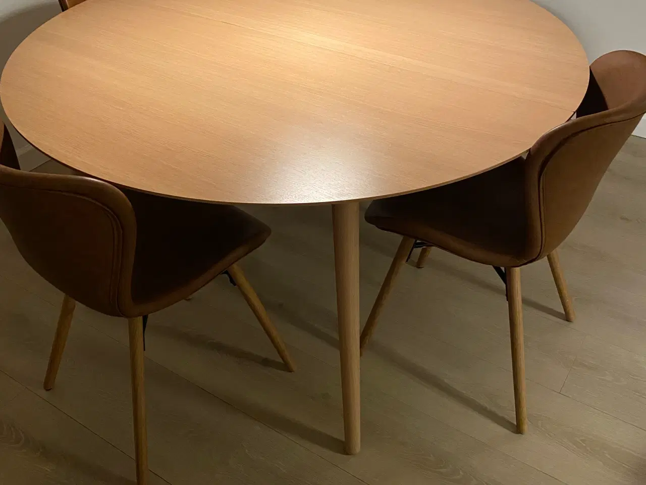 Billede 1 - Spisebord i egefinér med 4 stole