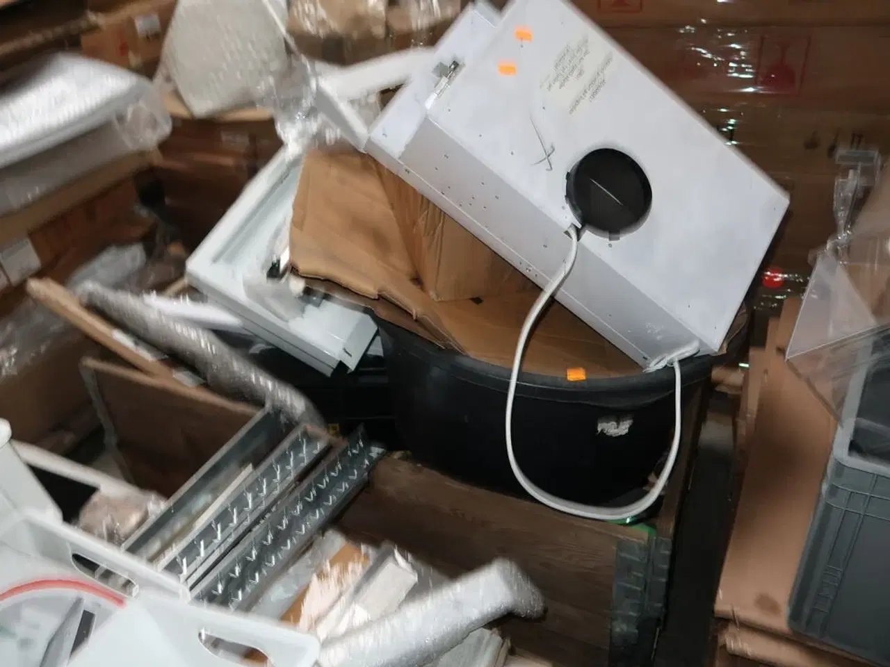 Billede 1 - Palle med emhætter m.m.