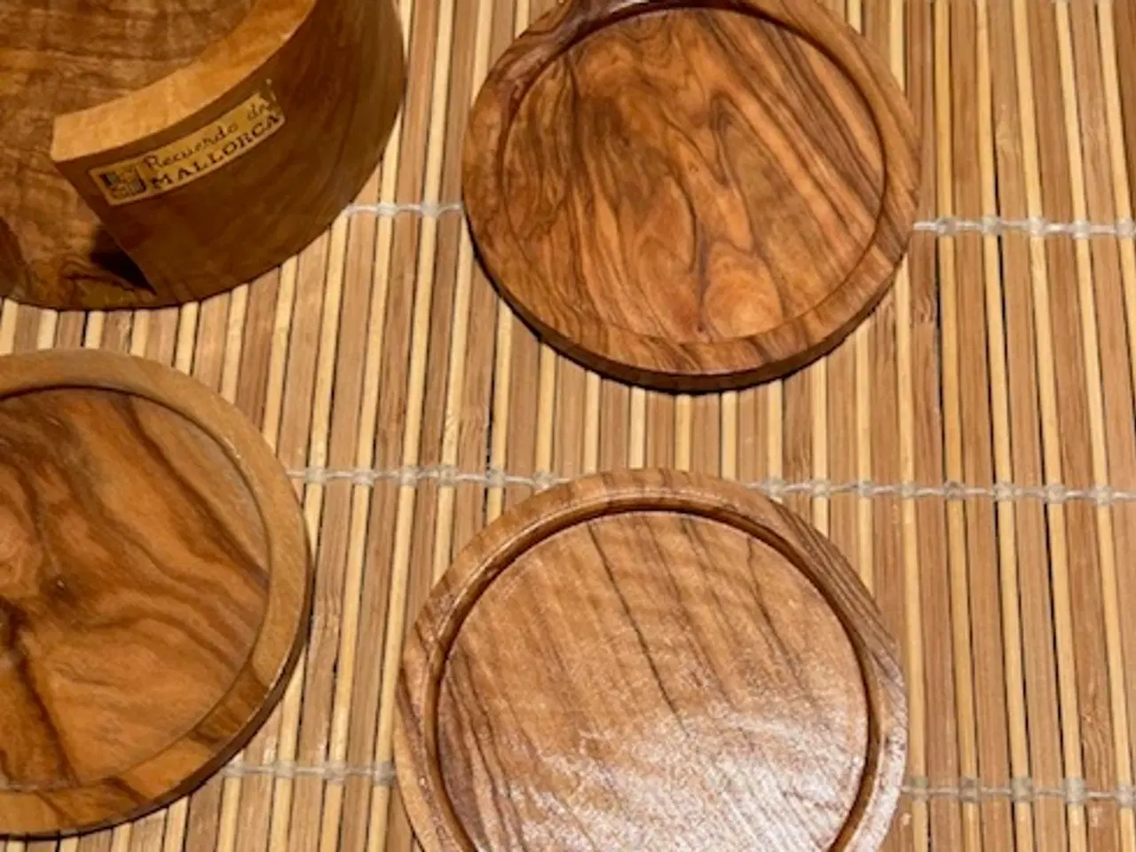 Billede 4 - Smukt og autentisk sæt ølbrikker i spansk oliventr