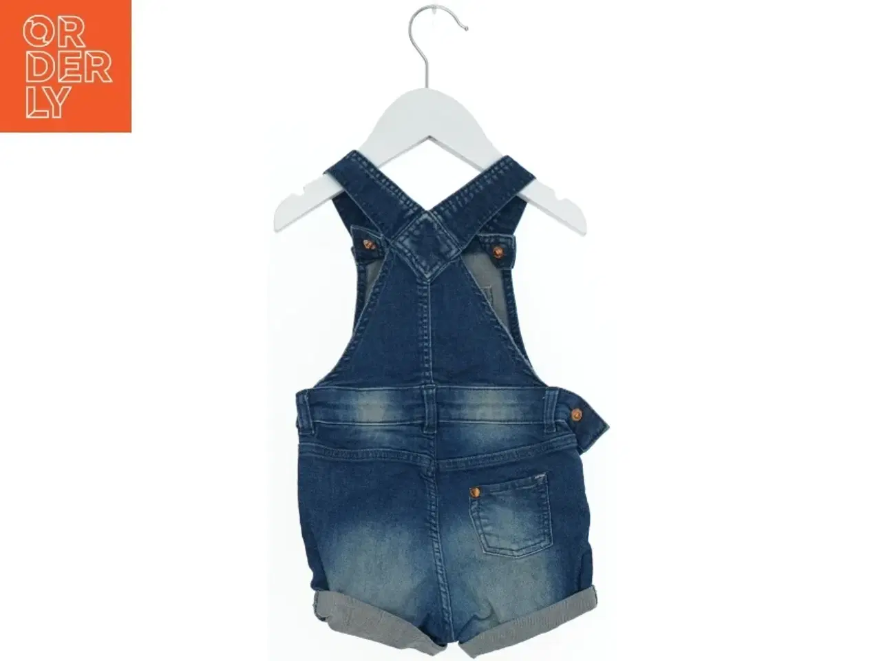 Billede 2 - Denim børneshortsoveralls med hjertedetalje fra H&M (str. 74)