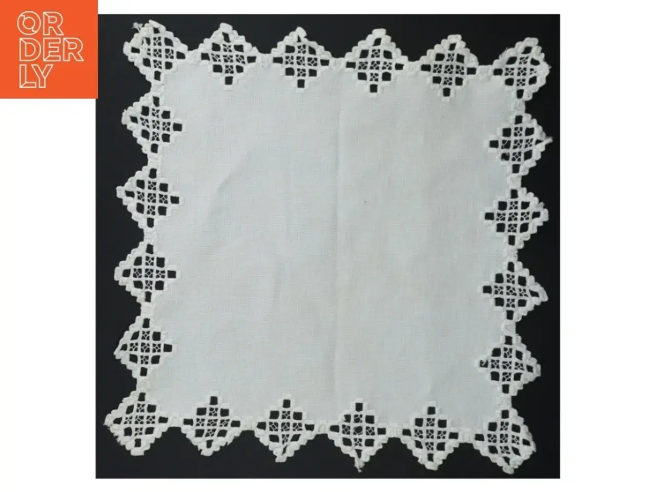 Billede 2 - Håndbroderet lysedug (str. 29 x. 29 cm)