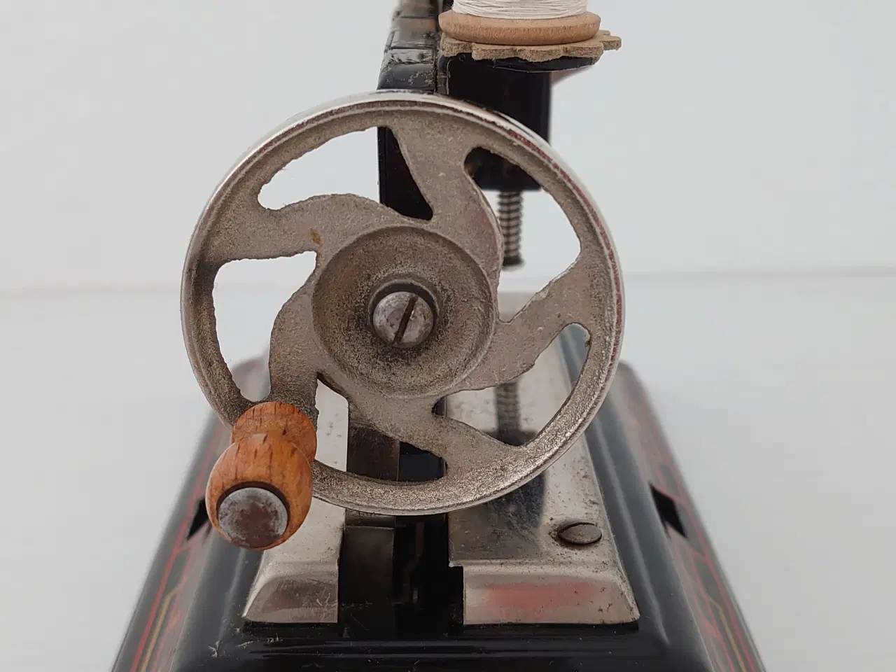 Billede 2 - Miniature symaskine i blik .Model Casige. Ca. 1945