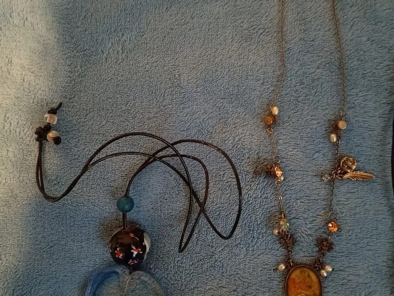 Billede 6 - Plastboks med diverse smykker fra Simili & Pilgrim