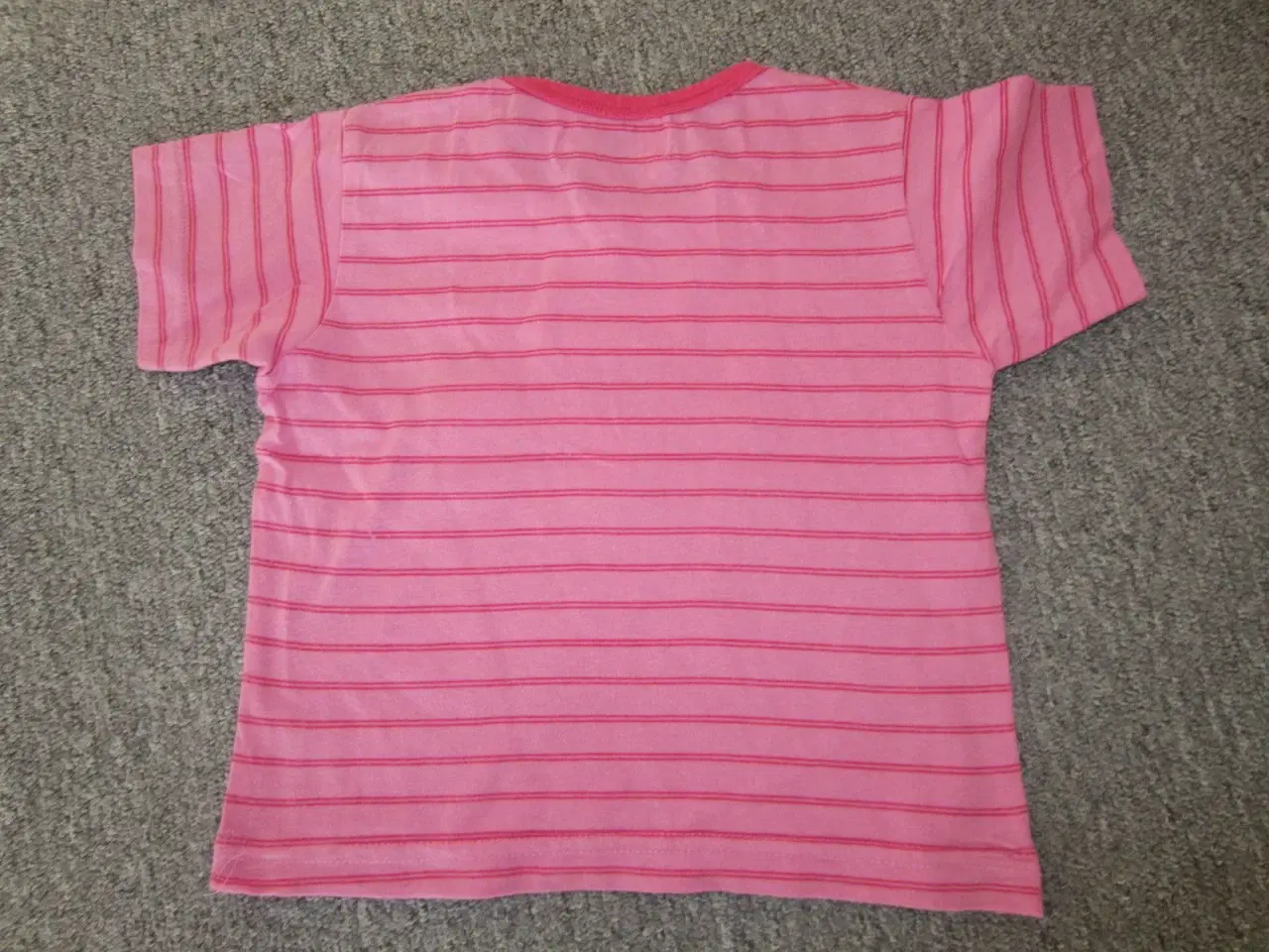 Billede 4 - Sød pink T-shirt - bluse i str. 98