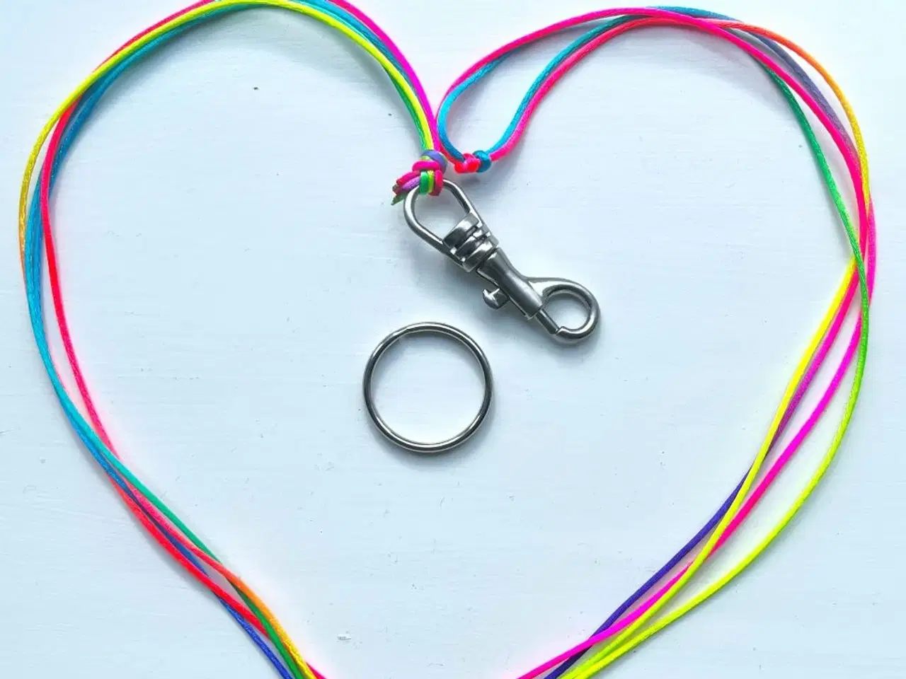 Billede 1 - Regnbuefarvet nøglesnor / keyhanger / nøglering