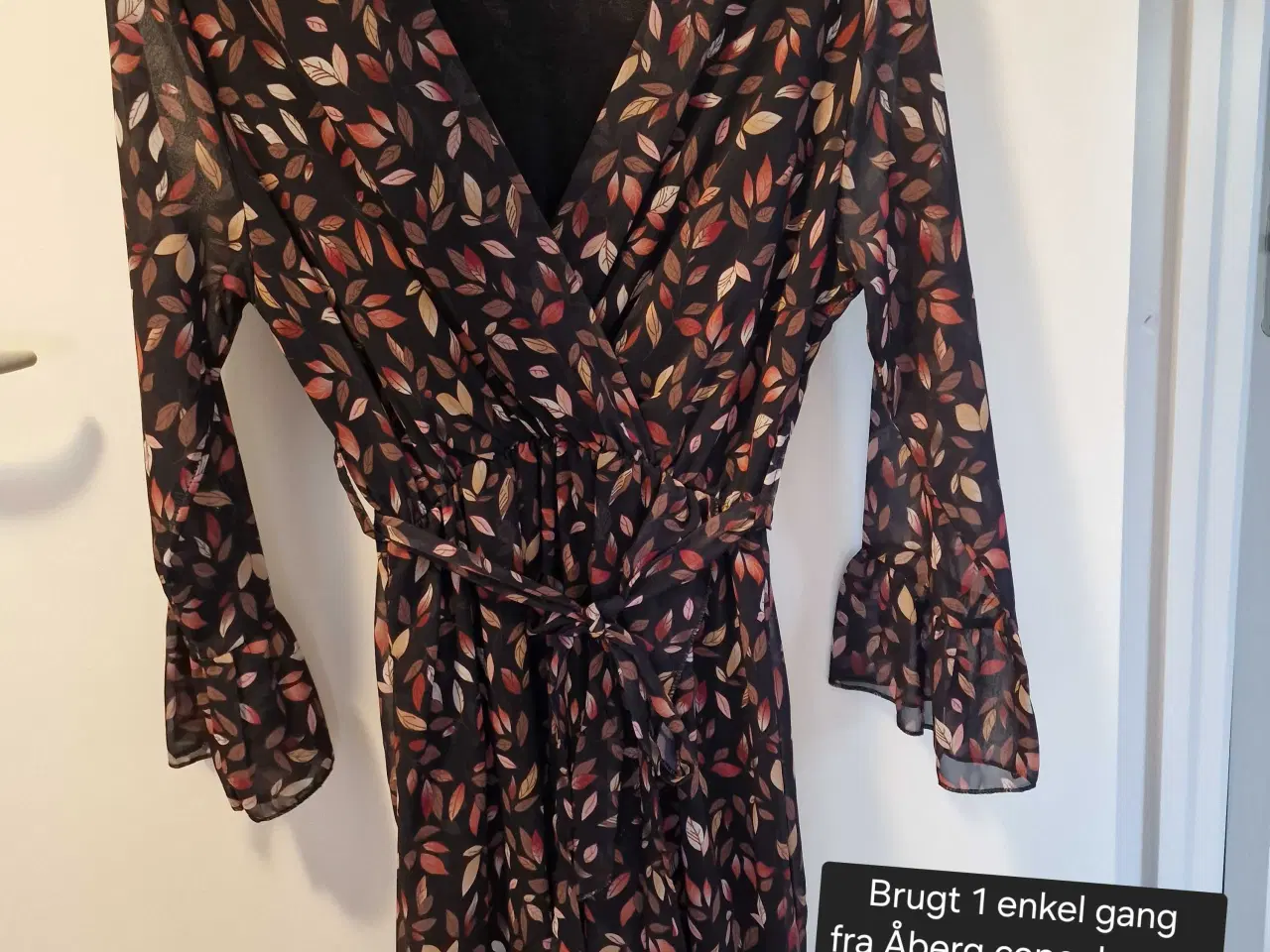 Billede 13 - Kjoler, nederdel og bluser sælges