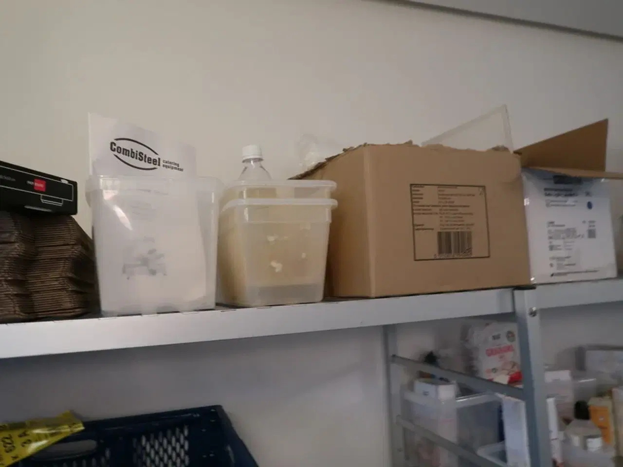 Billede 10 - 2 stk. fødevarereoler med div. Fødevarer, gryde m.m.