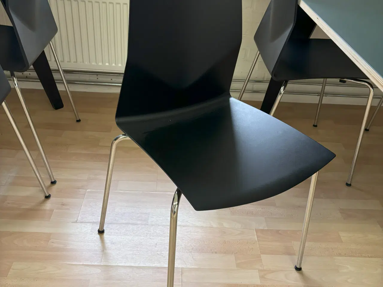 Billede 3 - Bord og 4 designstole