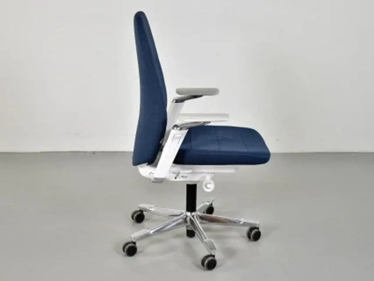 Billede 4 - Kinnarps capella white edition kontorstol med mørkeblåt polster og armlæn