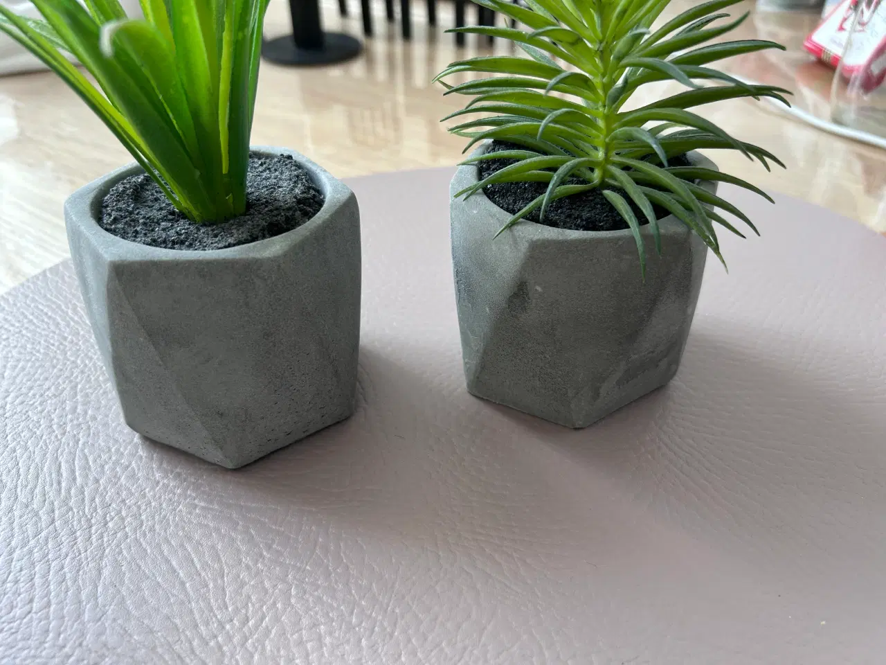Billede 2 - 2 Små kunstige planter i flot krukke