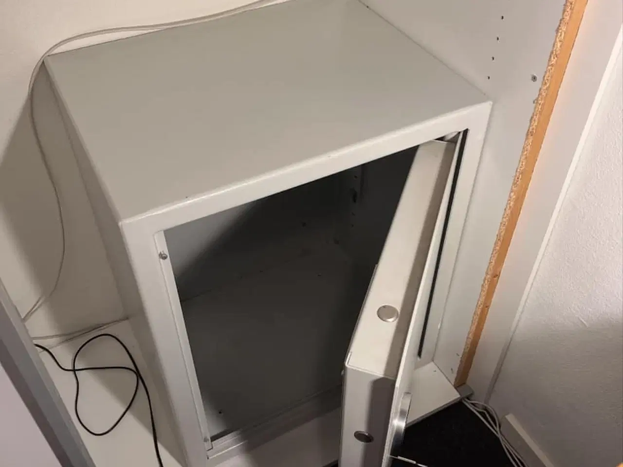 Billede 2 - Pistolskab/våbenskab til ammunition. 