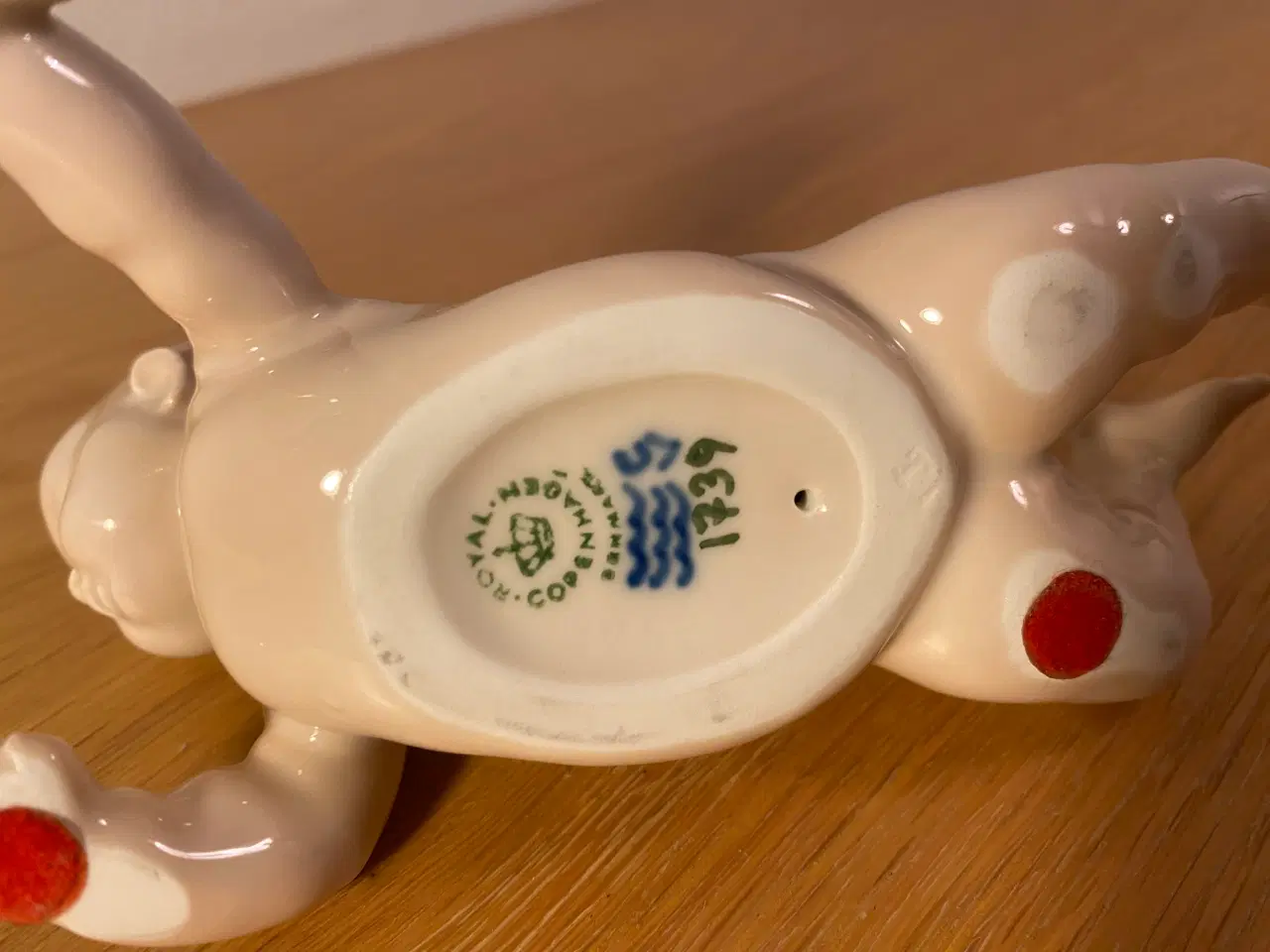 Billede 5 - Royal Copenhagen kravlende barn med sok 1739