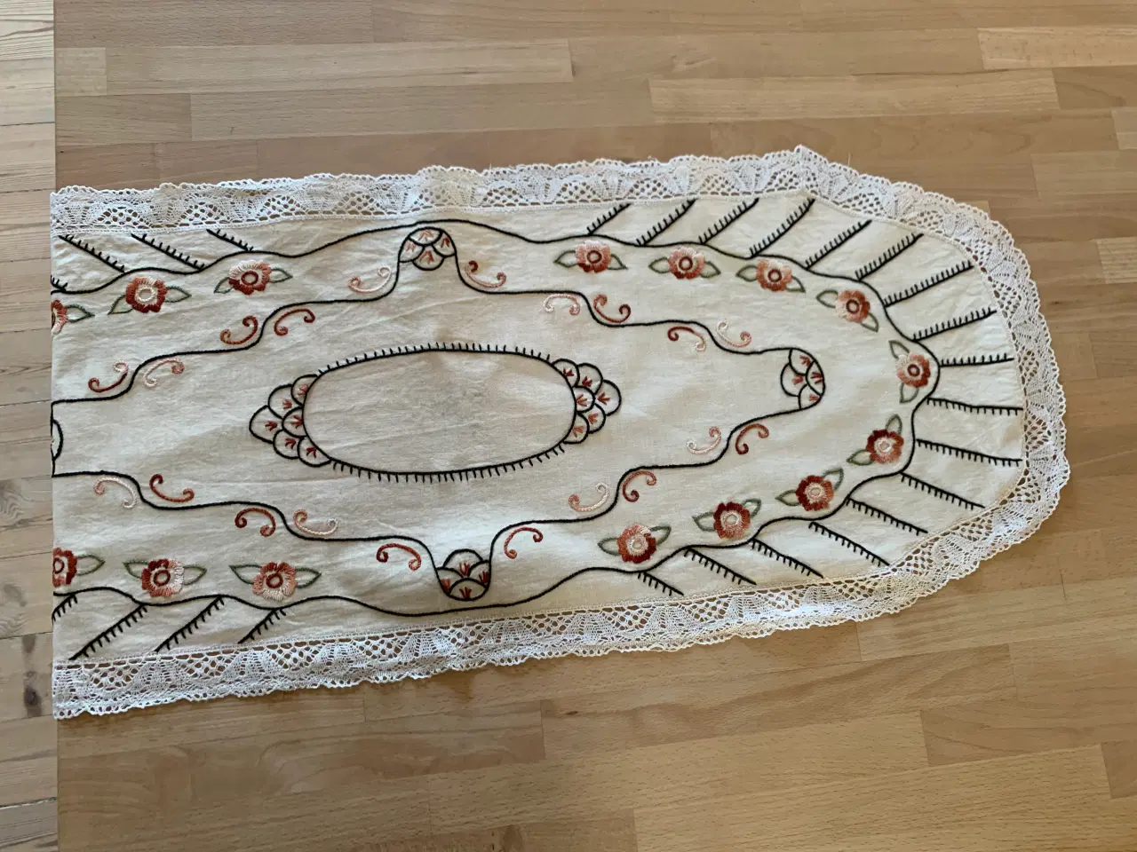 Billede 4 - Gamle duge - bordløbere