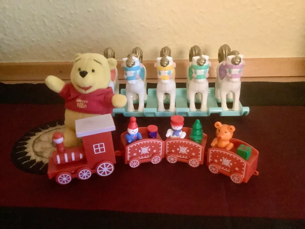 Billede 1 - Juletog-gyngeheste-Peter Plys-til små Barbier.