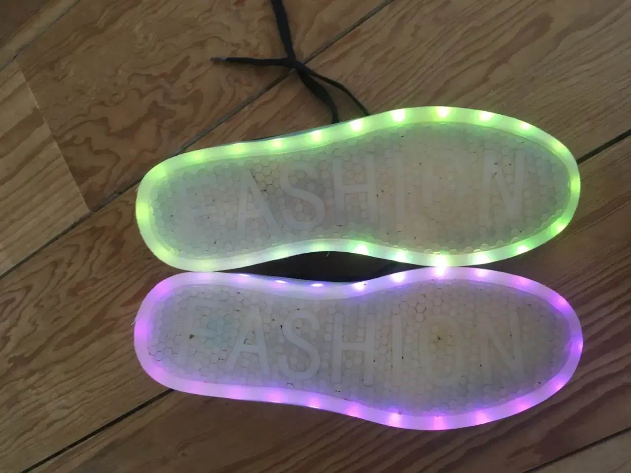Billede 4 - Sorte sneakers m LED-lys str 41