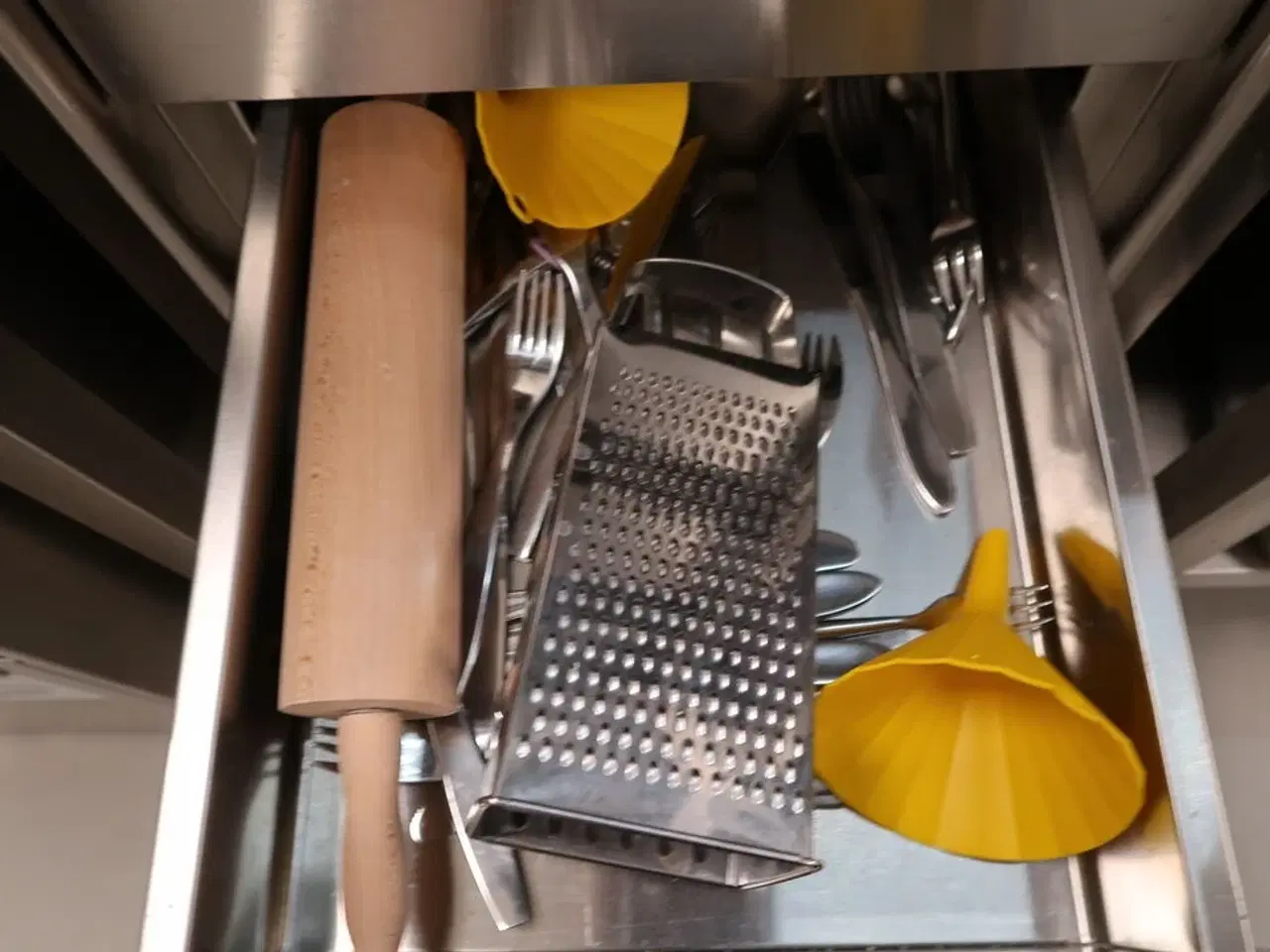 Billede 7 - Rustfri opbevaringsbord GGM GASTRO med indhold (uden maskiner)
