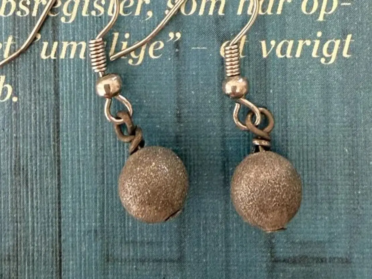 Billede 2 - Øreringe med oxyderede perler