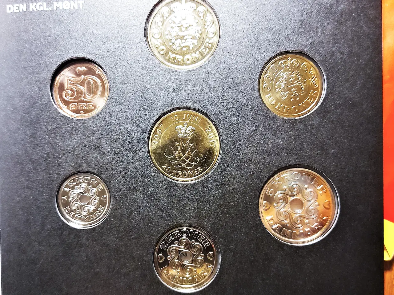 Billede 1 - DET KGL MØNTSÆT 2017 Med 20 KRONE 2017 Guldbryllup