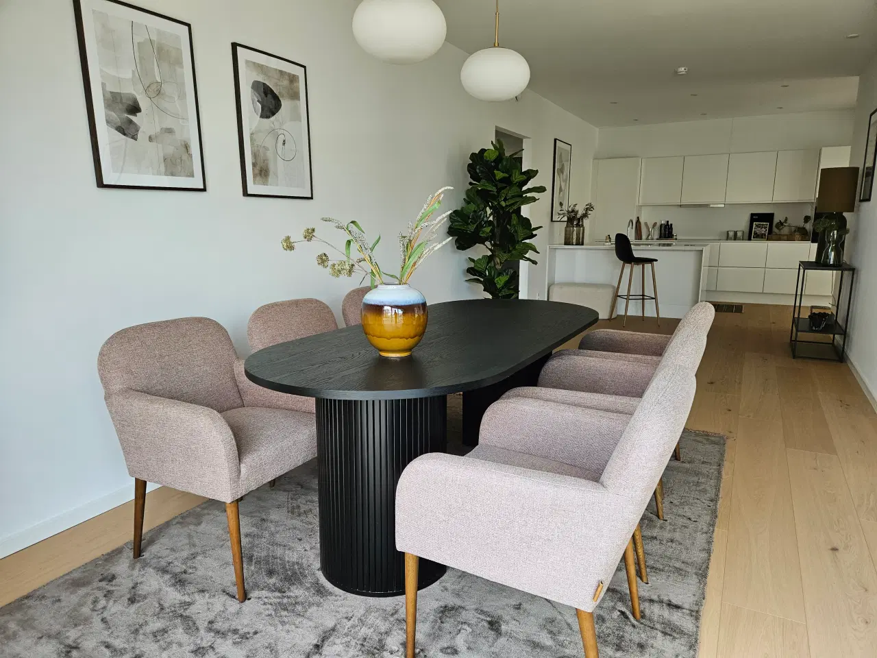 Billede 1 - Ovalt spisebord med 6 stole