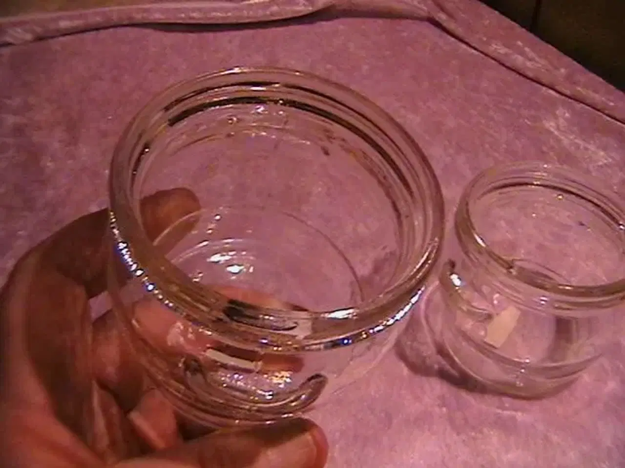 Billede 5 - 2 små ælde glas krukker. 30,- kr + porto
