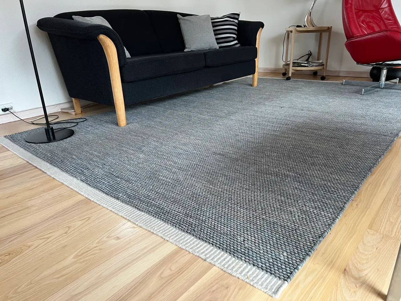 Billede 4 - Sofa med sort stof og træramme i hvidolieret eg