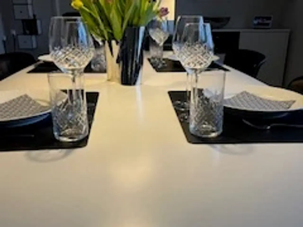 Billede 4 - Elegant spisebord, med hvid Corian bordplade