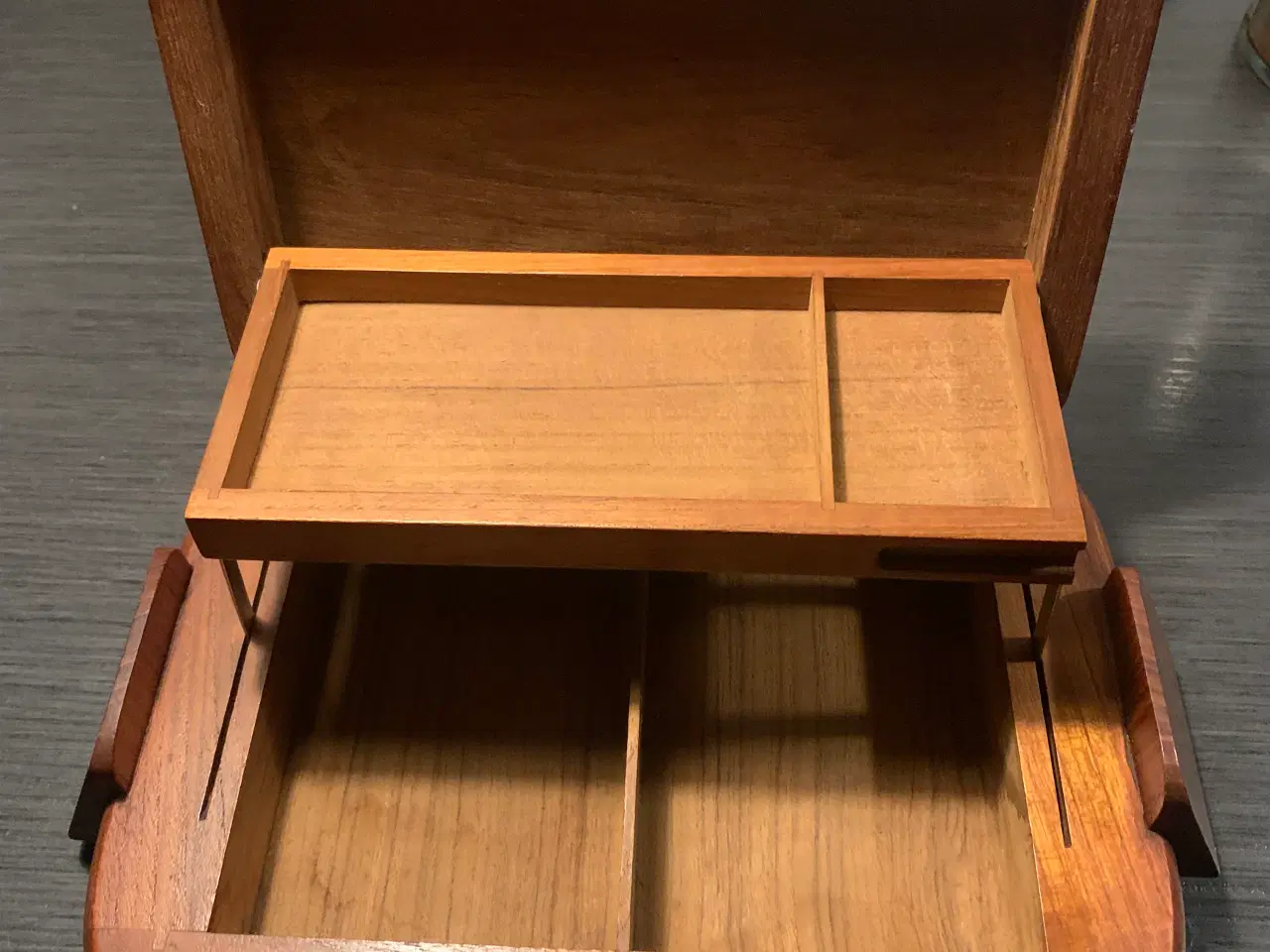 Billede 2 - Teaktræ. Ét skrin i teaktræ. Mål. 33 x 22 . Virkel