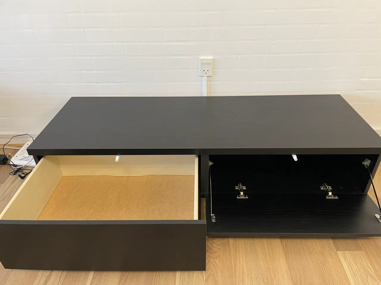 Billede 2 - Stilrent TV-bord sælges!