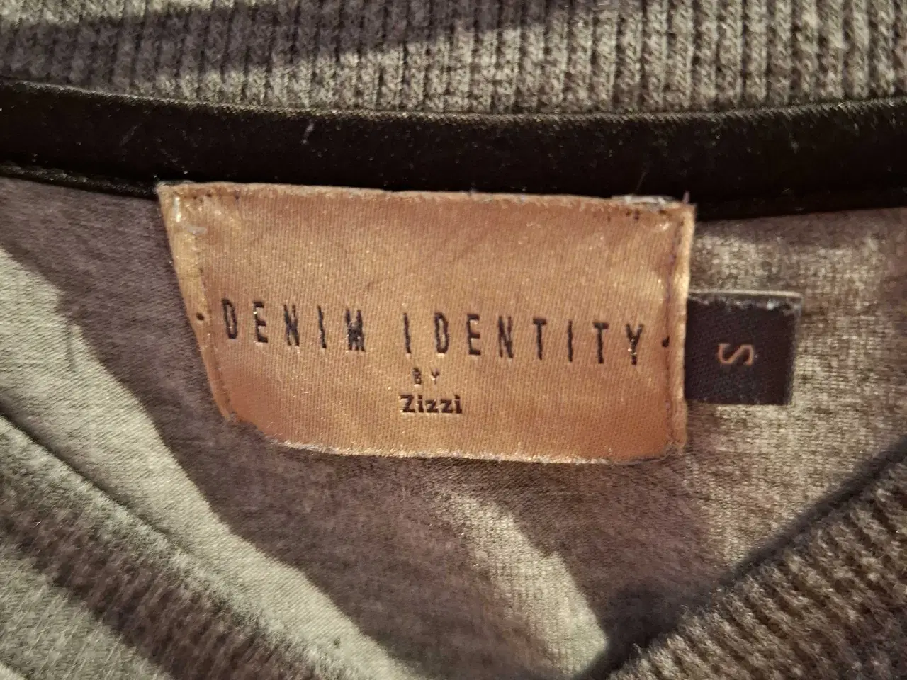 Billede 3 - Grå bluse fra Zizzi med dødningehoved 