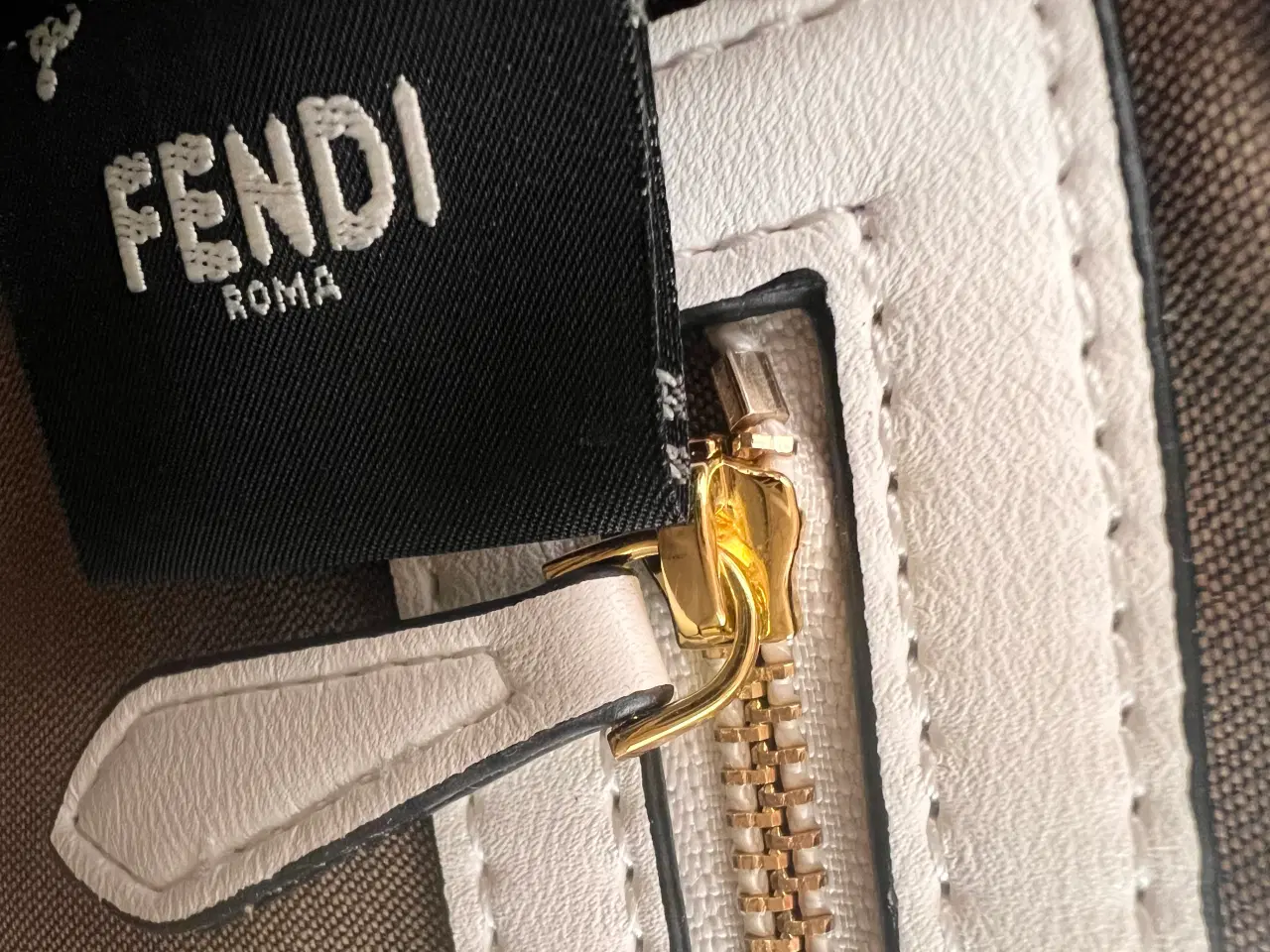 Billede 5 - Flot hvid fendi baguette taske. 