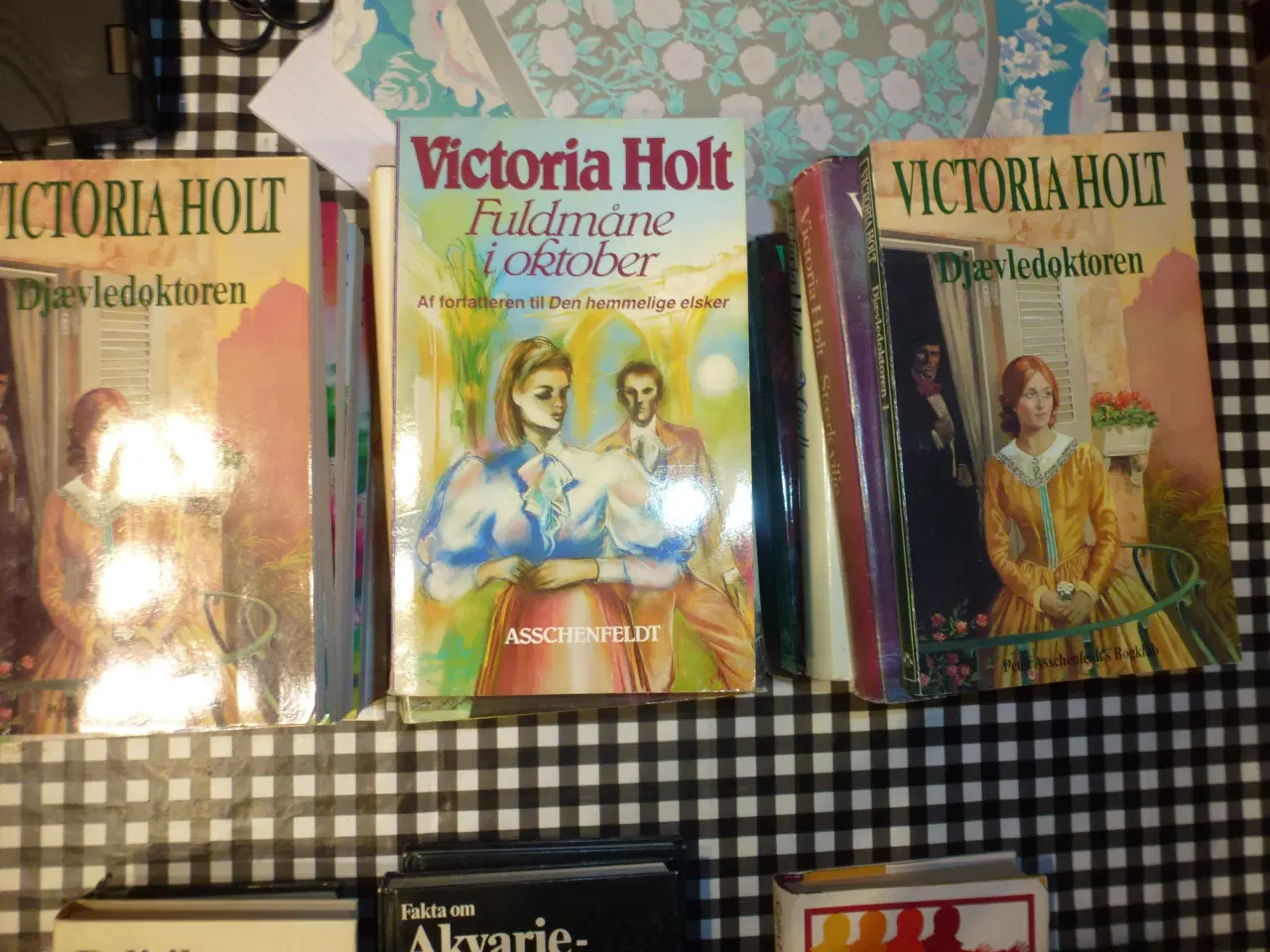 Billede 2 - Bøger af  Victoria Holt 21 bøger  og akvarier bøge