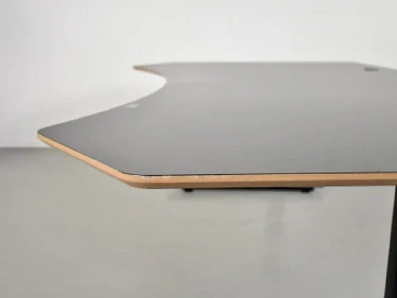 Billede 9 - Hæve-/sænkebord med mavebue og kabelbakke, 230 cm.