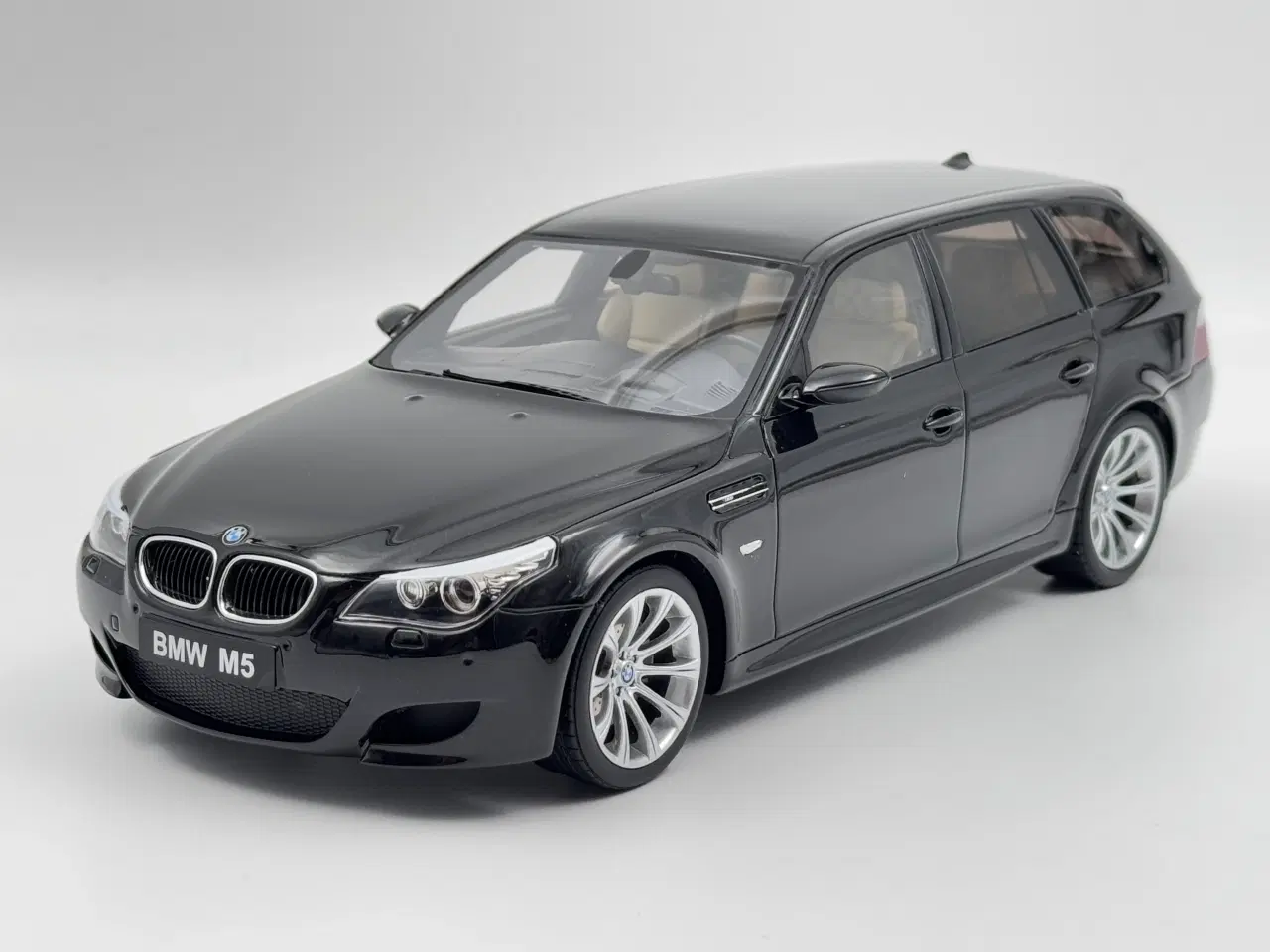 Billede 1 - 2005 BMW M5 E61 - Limited Edition - 1:18