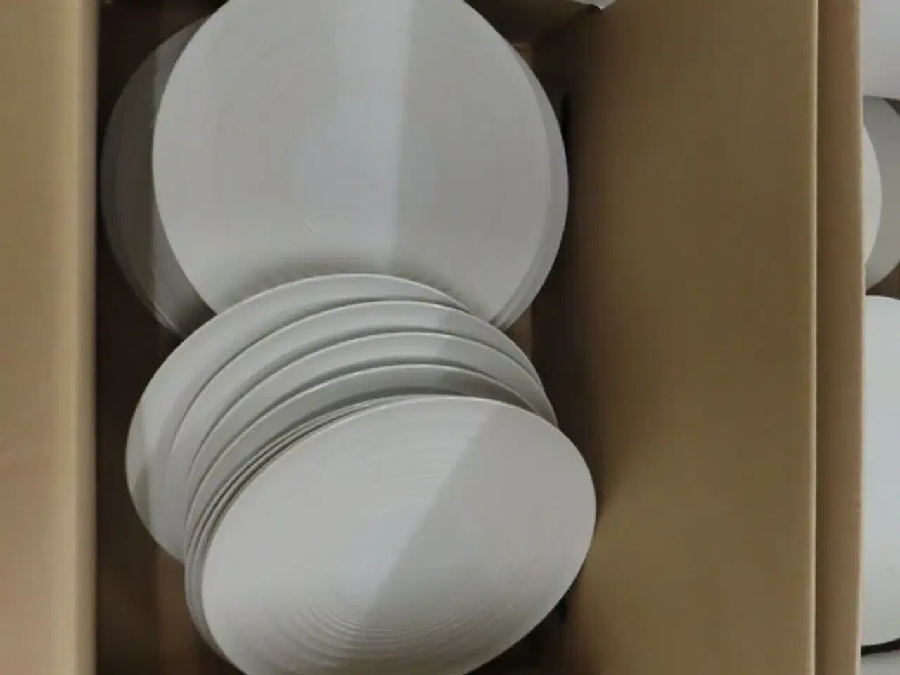 Billede 5 - 4 stk. Kasser med diverse tallerkener