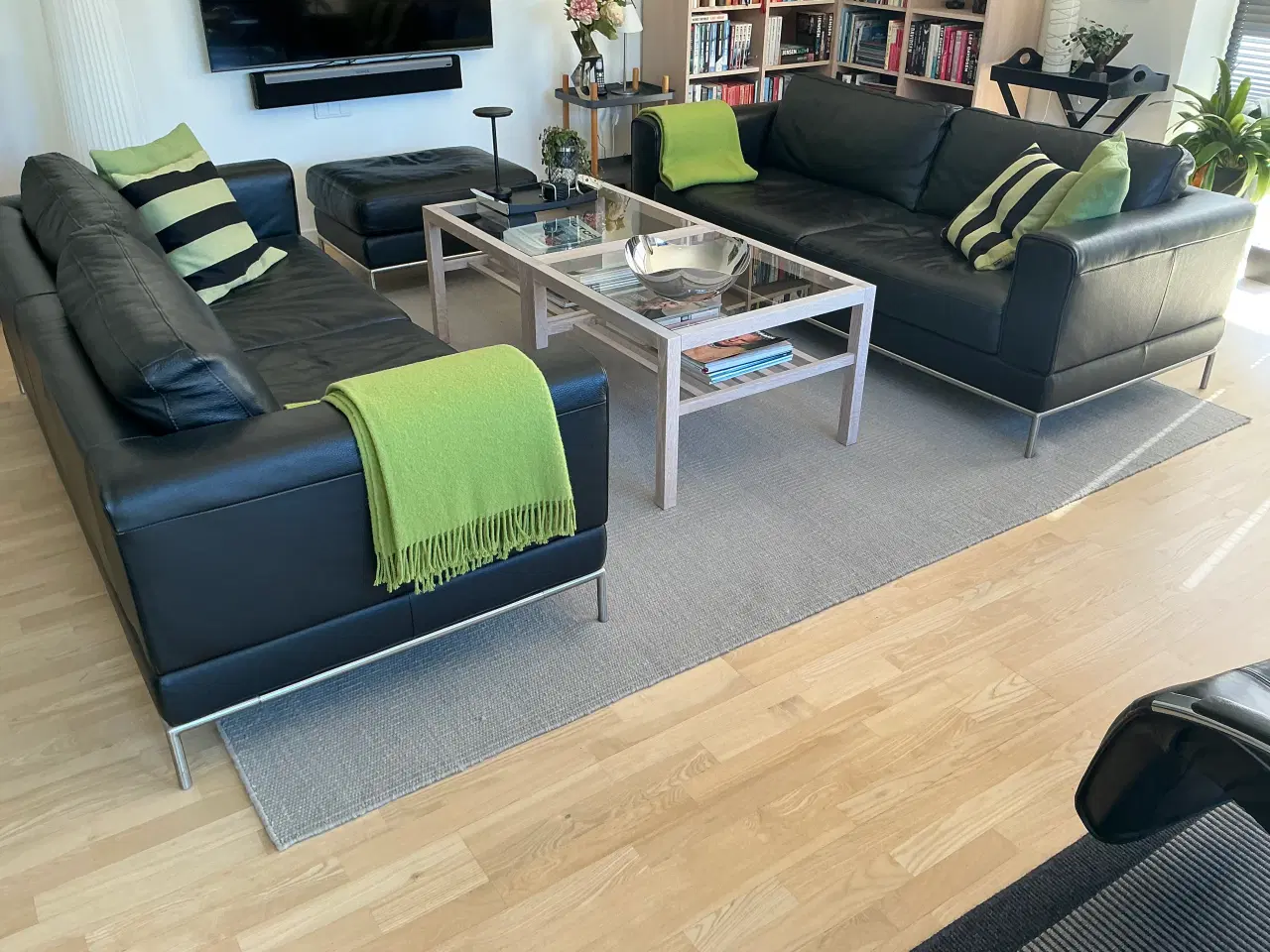 Billede 2 - 2 sorte læder sofaer og 2 puffer