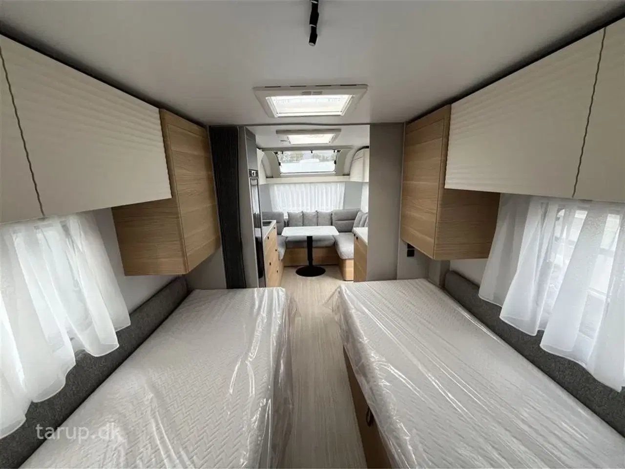 Billede 11 - 2026 - Adria Adora 572 UT   Enkeltsenge med elevation, ende-bade-værelse, panorama-vindue, el-gulvvarme, myggenetsdør, rundsiddegruppe,