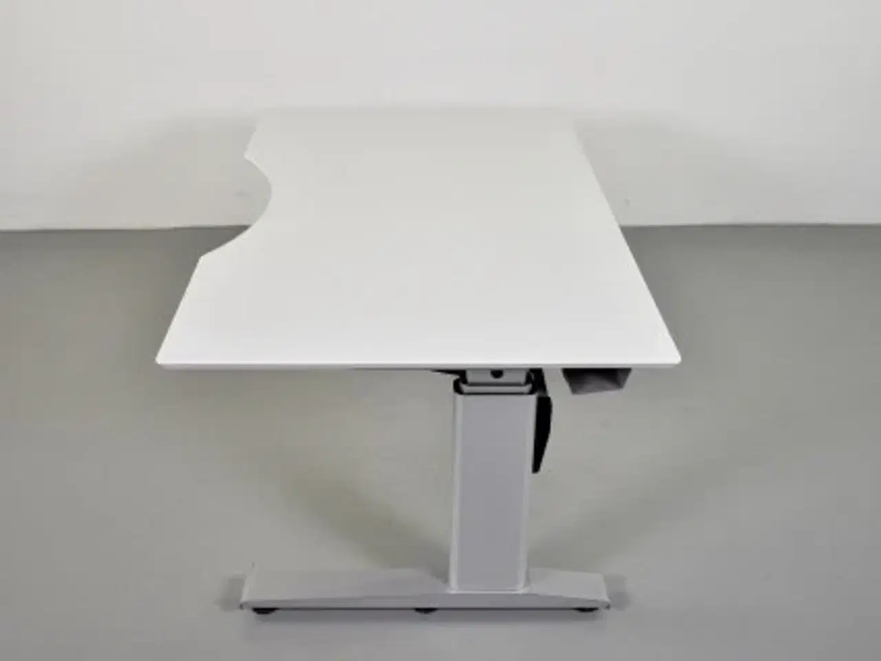 Billede 6 - Hæve-/sænkebord med hvid plade med mavebue på alugrå stel