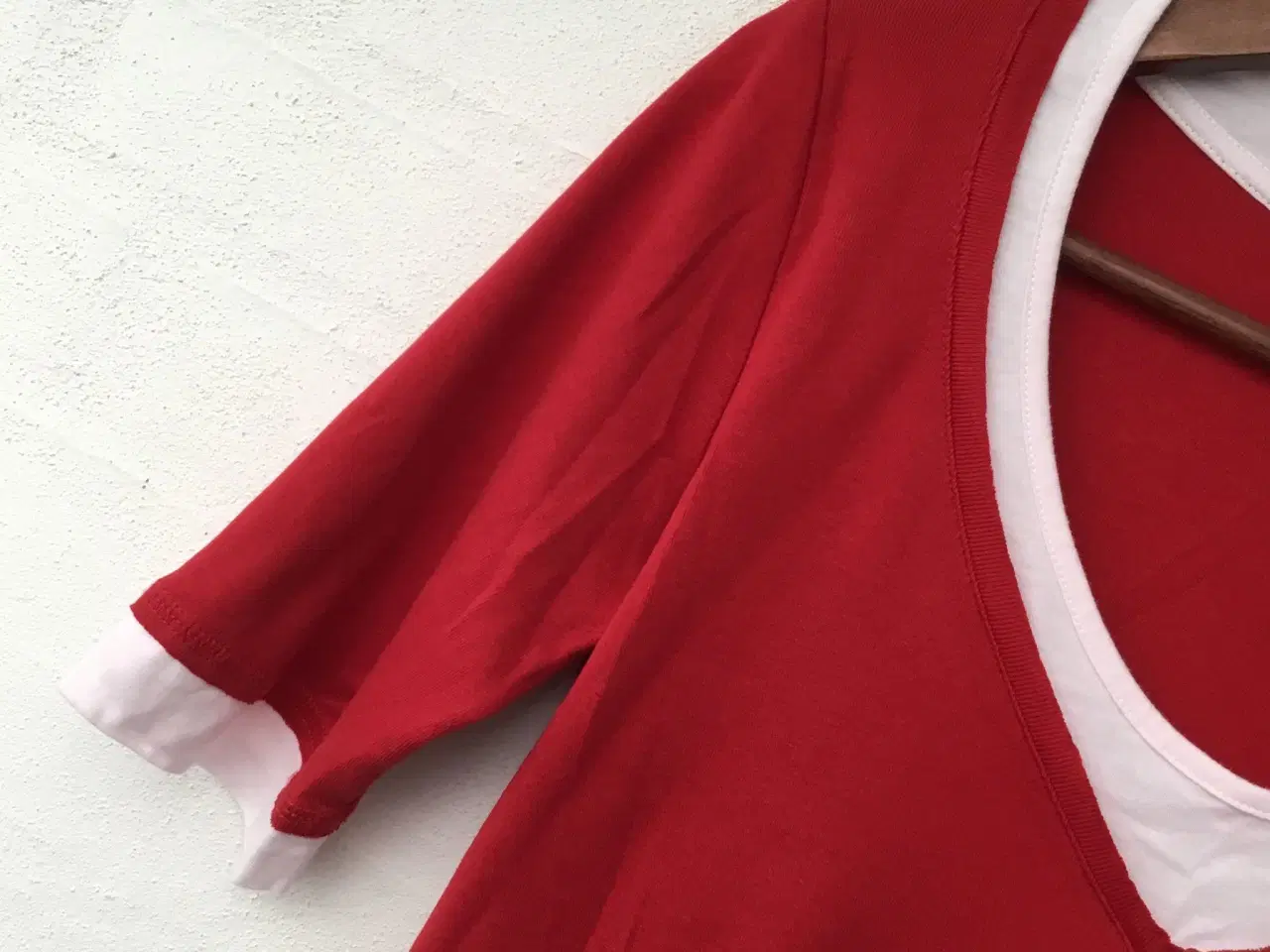 Billede 4 - Esprit smart rød bluse t-shirt str. m med hvid kon