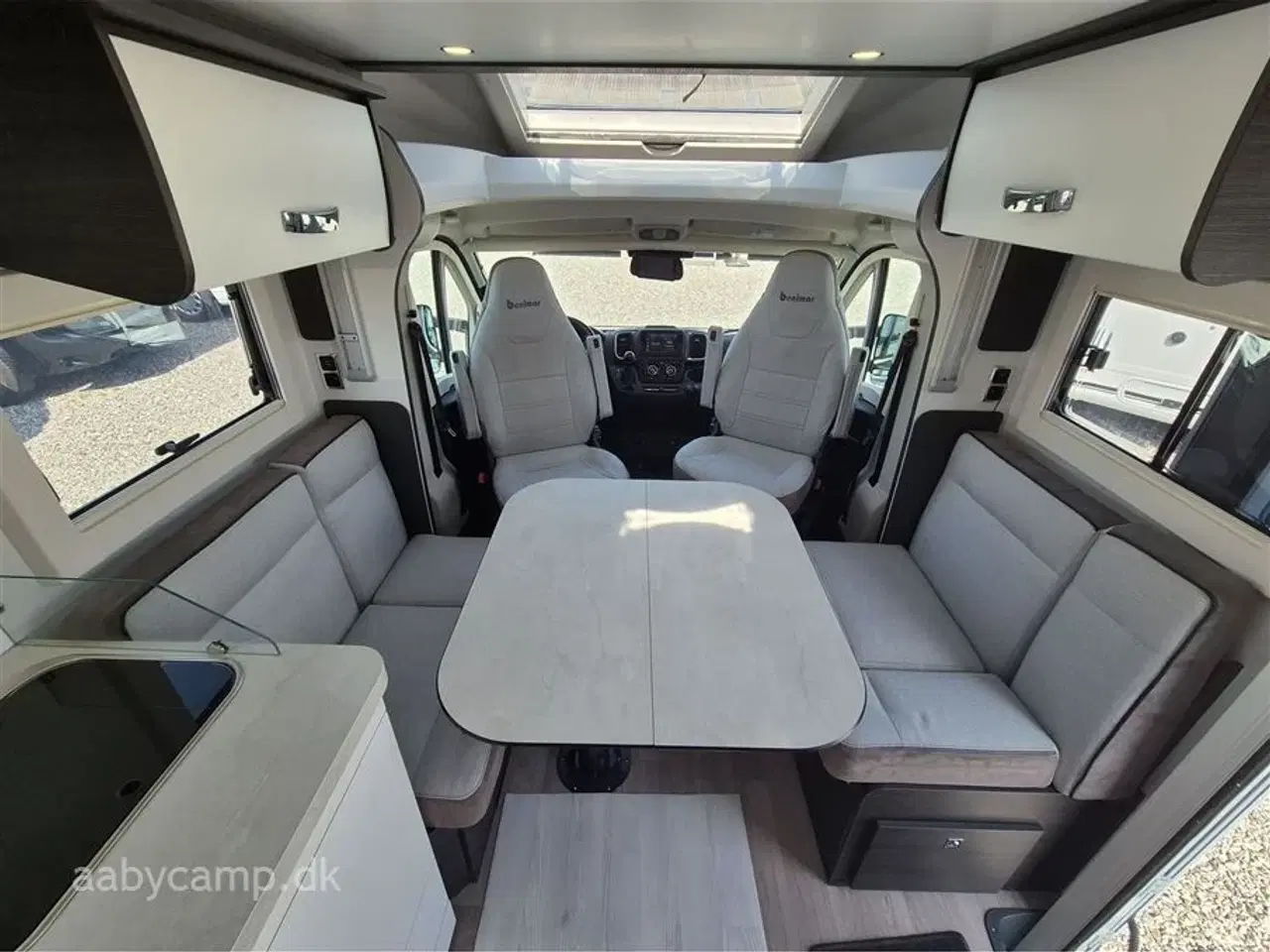 Billede 8 - 2024 - Benimar Mileo 268   NK Pakke. Automatgear. solceller. markise. 200 Ah Lithium Batteri. 2000w inverter. Maxfann. kun 16,000 km. den har fået en omgang ceramic coating så den er nem at holde.