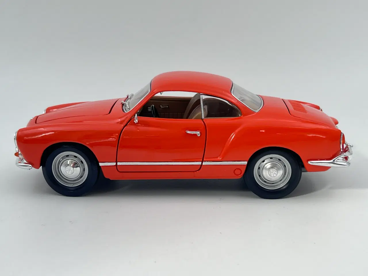 Billede 4 - 1966 VW Karmann Ghia - 1:18  Flot og detaljeret 