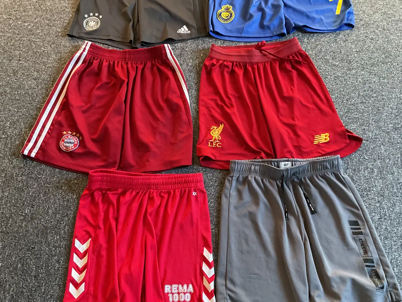 Billede 1 - Sportshorts og sport T-shirt str 10-12 år