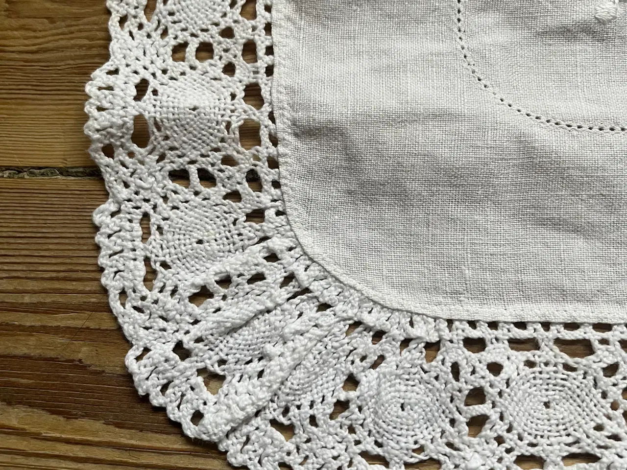 Billede 3 - Kommode dug med blonde kant og broderi