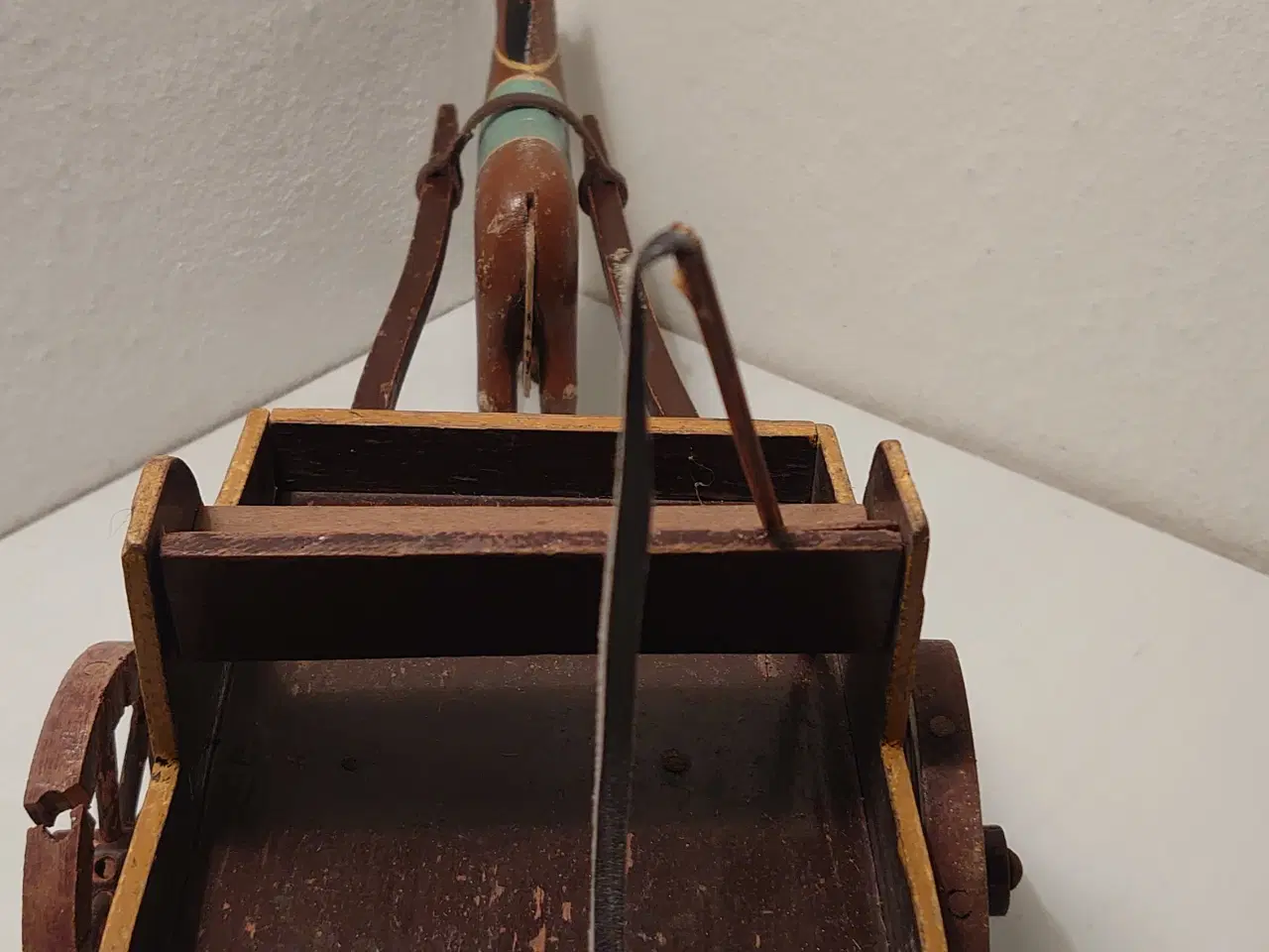 Billede 4 - Fængselslegetøj: Vogn med hest mm. Ca 1935. L 38cm