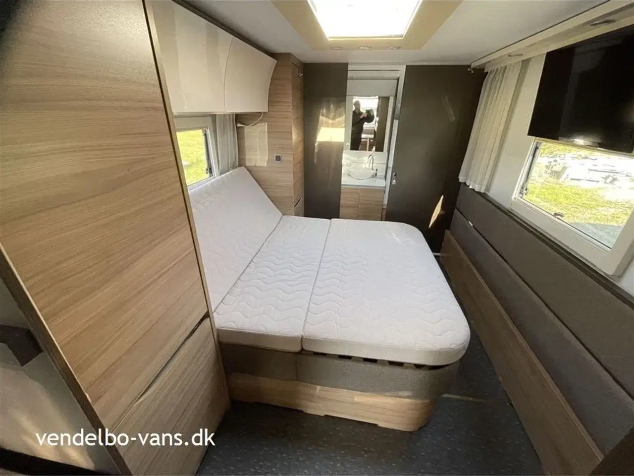 Billede 9 - 2016 - Adria Alpina 903 HT   ALDE varmesystem - Endekøkken og Ende toilet