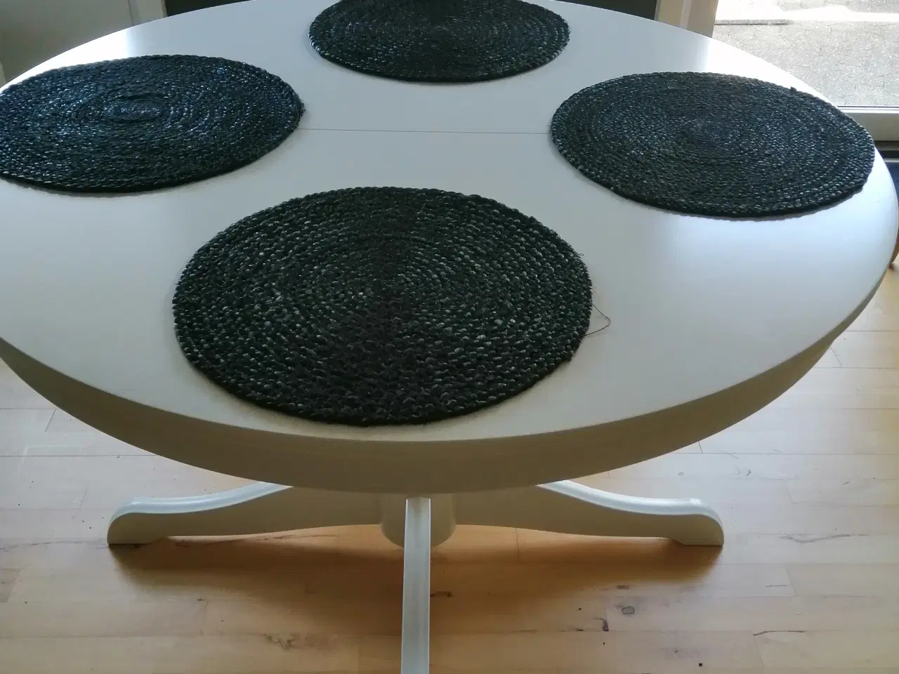 Billede 1 - Rundt hvidt Spisebord M/udtræk