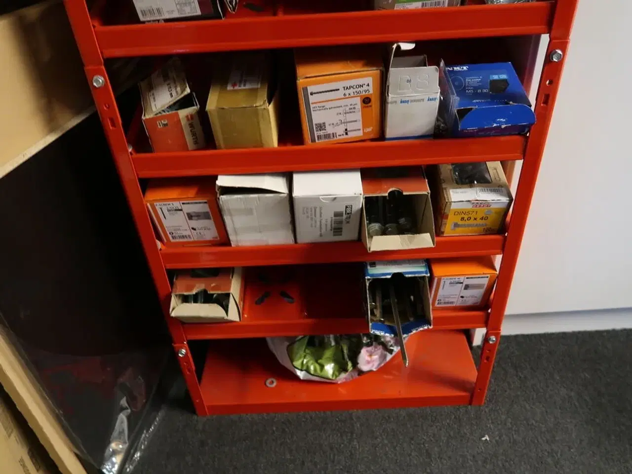 Billede 7 - Reol med div. Skruer m.m.