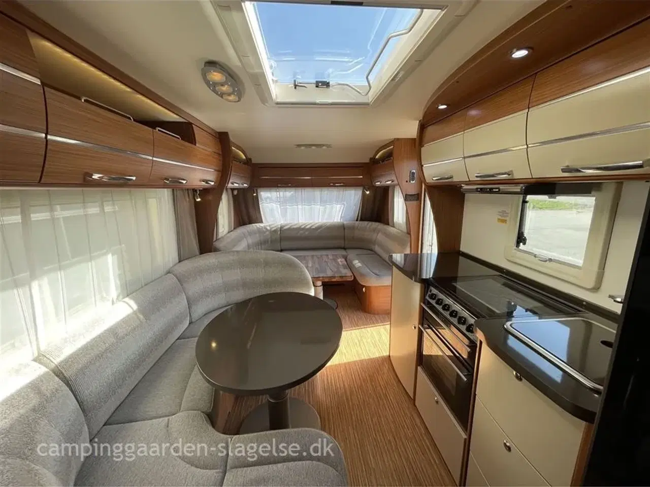 Billede 13 - 0 - Adria Alpina Supreme 743 UP   Drømmer du om camping med ægte “sommerhus på hjul”-følelse? Så er Adria Alpina Supreme 743 UP lige sagen.