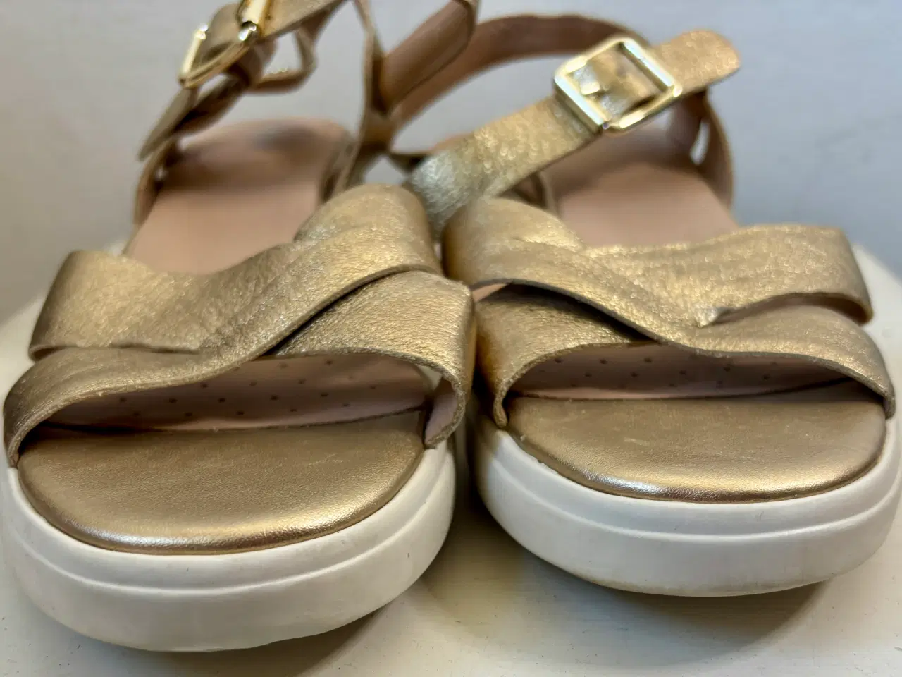 Billede 3 - GEOX, guldsandaler m kinahæl, str 40